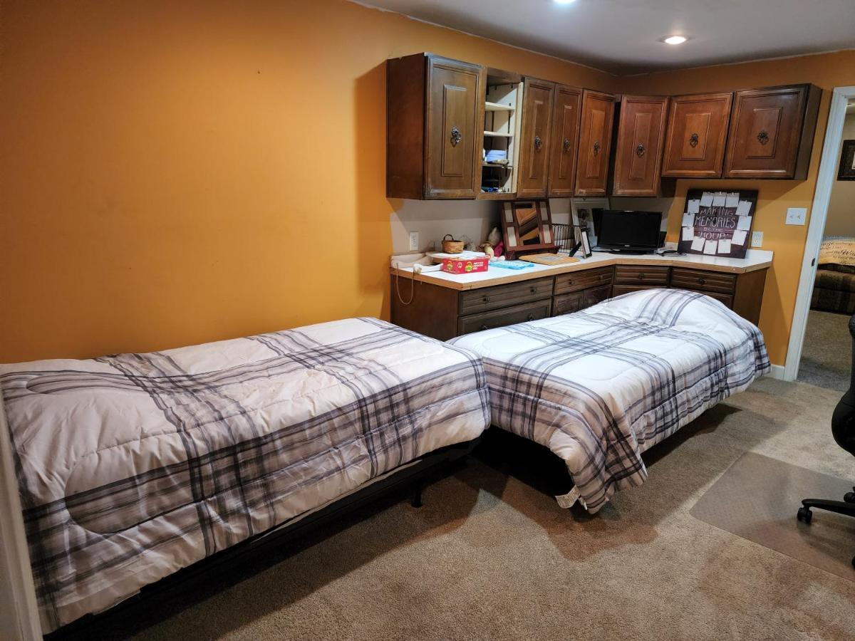 Lovely 3- Bedroom Apartment With Street Parking. Goshen Exterior foto