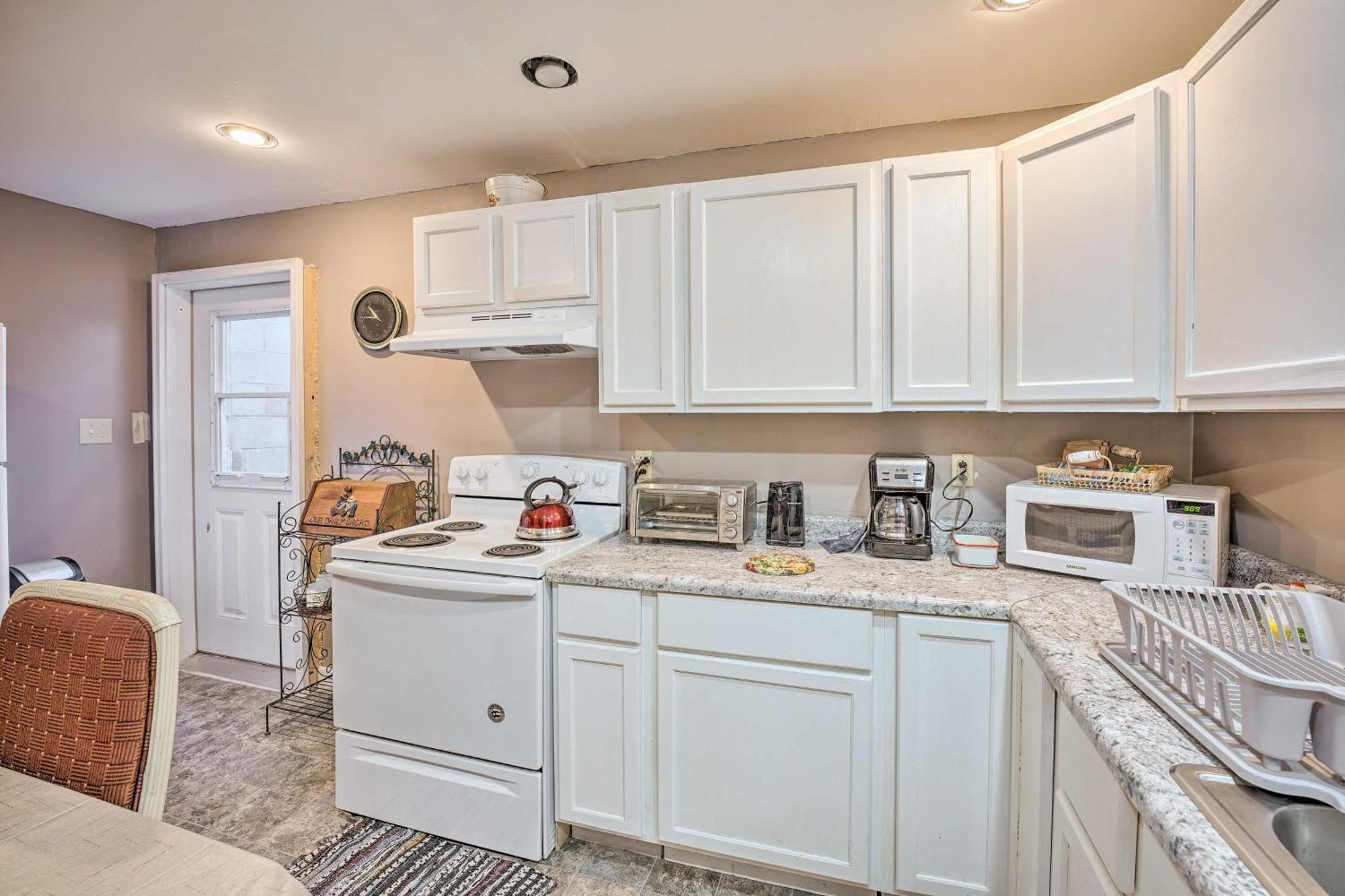 Lovely 3- Bedroom Apartment With Street Parking. Goshen Exterior foto
